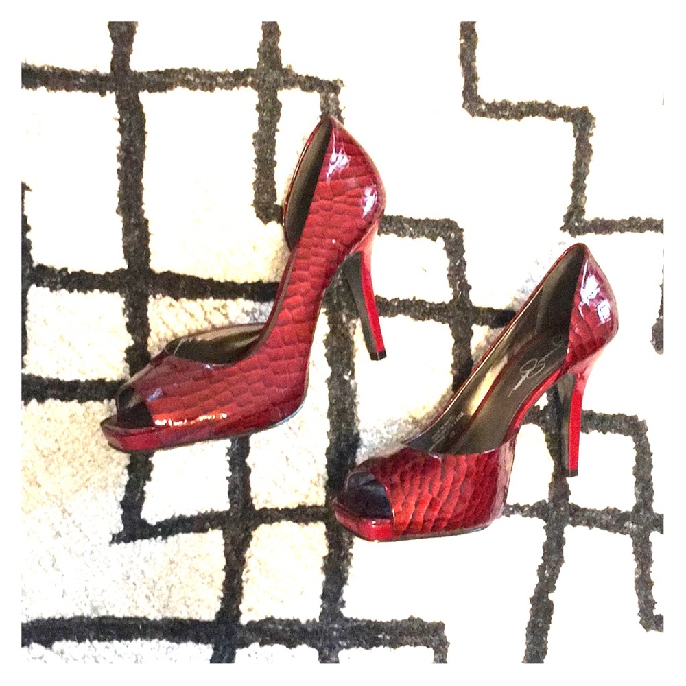 Hot red patent heels 👠